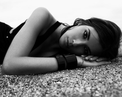 black-and-white-love-sand-seas-stare-hands-lips-grayscale-seaside-white-eyes-HD-Wallpapers